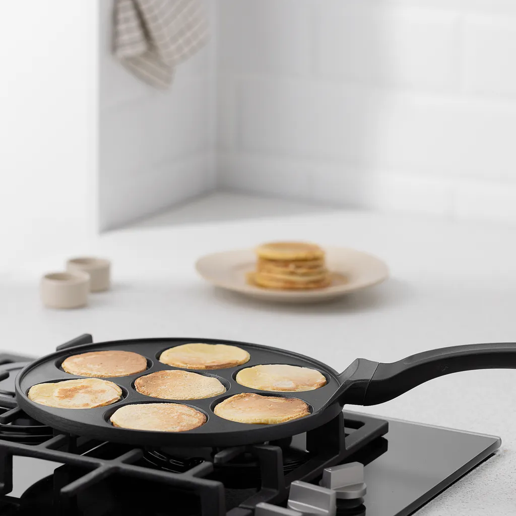 Navaris Augenpfanne Pancake Maker Blinipfanne - 27cm Pfanne Pfannkuchenpfanne Mit 7 Löchern - Bratpfanne Für Alle Herdarten - Antihaftbeschichtung – Bild 2